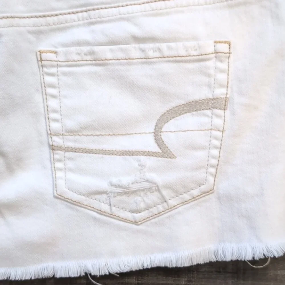 💠 American Eagle White Distressed Denim Mini Skirt Womens Size 6 Stretch - Picture 9 of 12